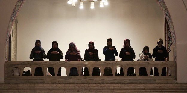 Kadın ile erkek neden aynı safta namaz kılamaz?