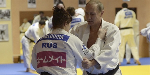 Rus kadın judocu Putin'i yerden yere vurdu!