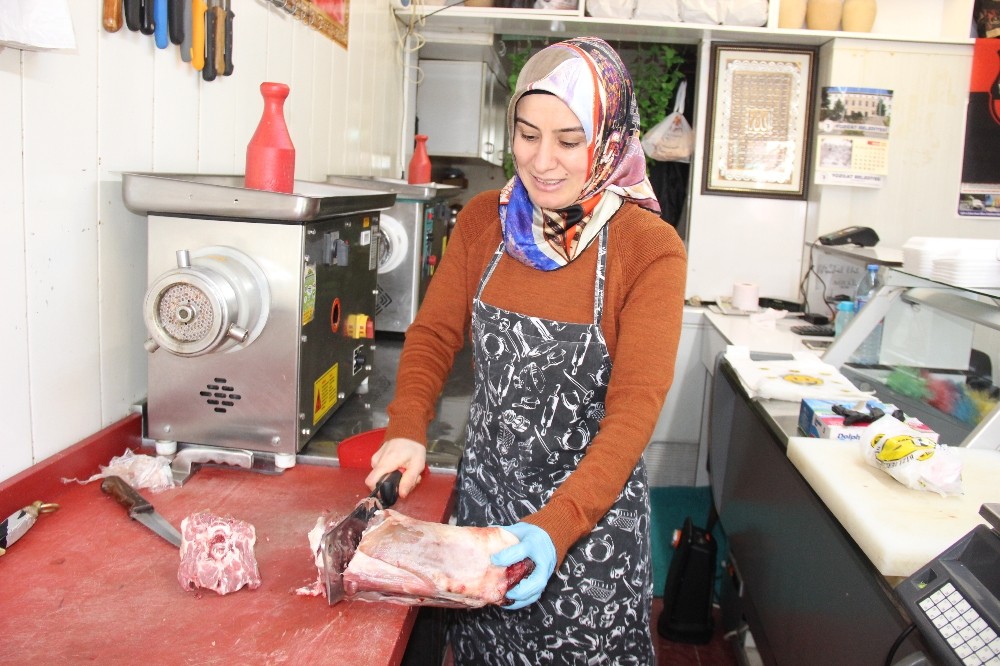 Kadın kasaplar erkek meslektaşlarını aratmıyor 
