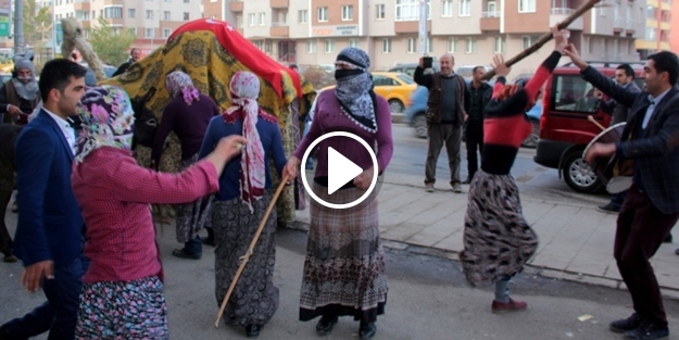 Kadın kıyafeti giyen erkekler polisi alarma geçirdi