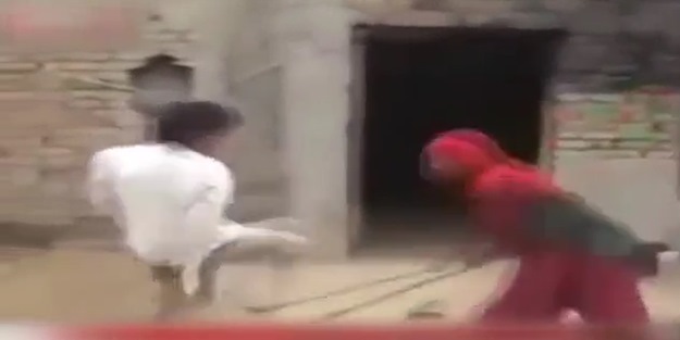 Kadın kocasını demir sopayla dövdü