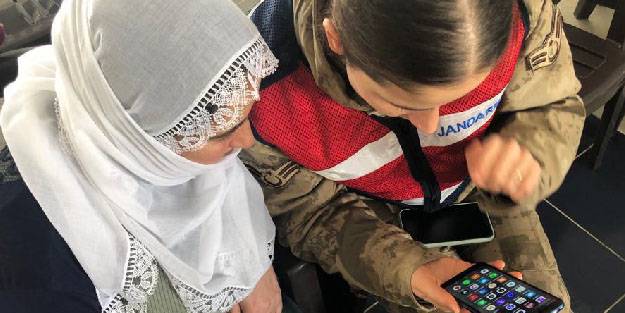 Kades nasıl kullanılır? Kadın komutanlar köyde kadınlara kades uygulamasını tanıttı