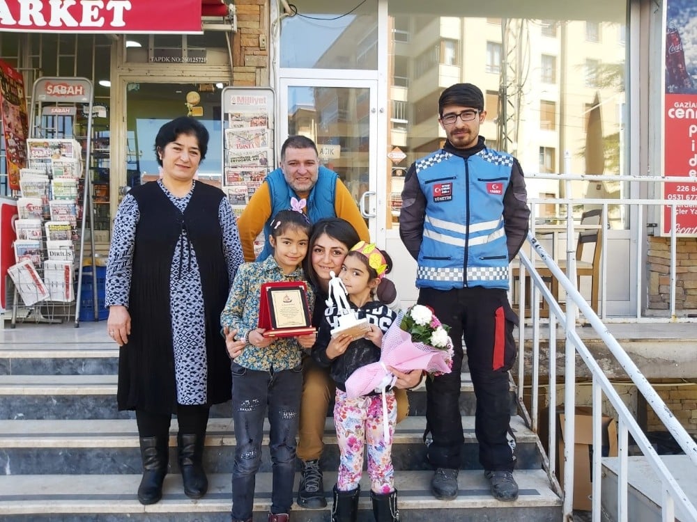 Kadın kuryeye erkek meslektaşlarından jest 