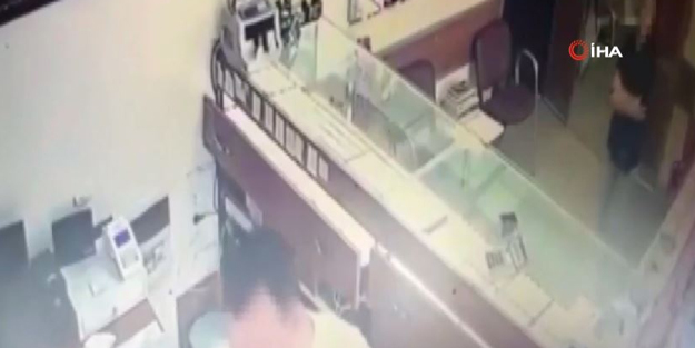 Kuyumcuda hırsızlık anı kamerada