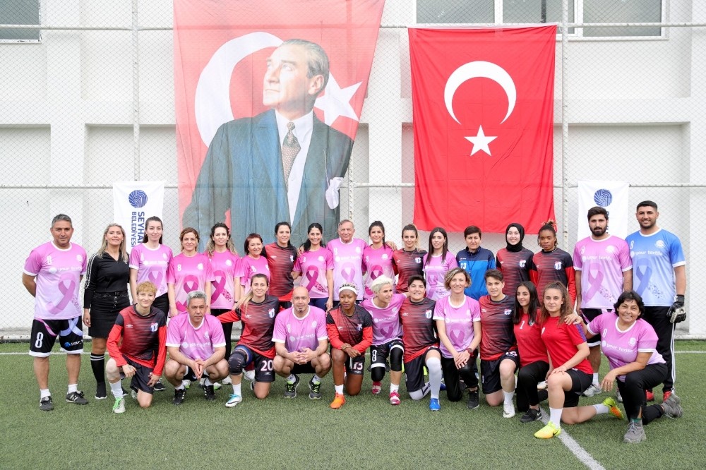 Kadın müdürler kadın futbolcularla maç yaptı 