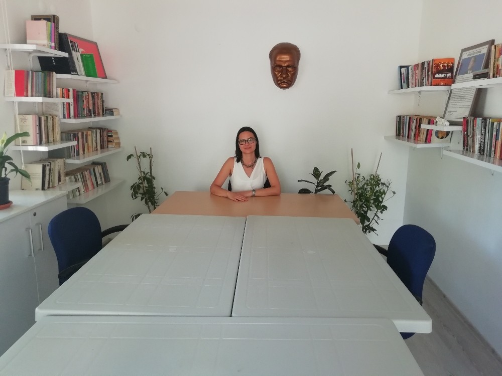 Kadın muhtar boş teslim aldığı muhtarlığa kütüphane yaptı 