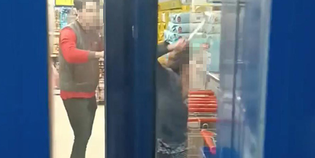 Kadın müşteri kasiyere saldırdı! Yakınları marketi basınca mahalle savaş alanına döndü