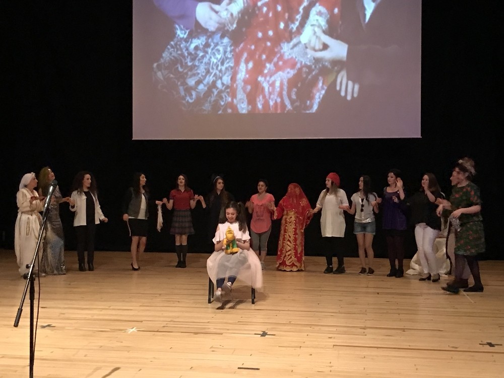 Kadın öğretmenler, Dünya Tiyatro Gününde şiddete ’dur’ demek için sahnede 