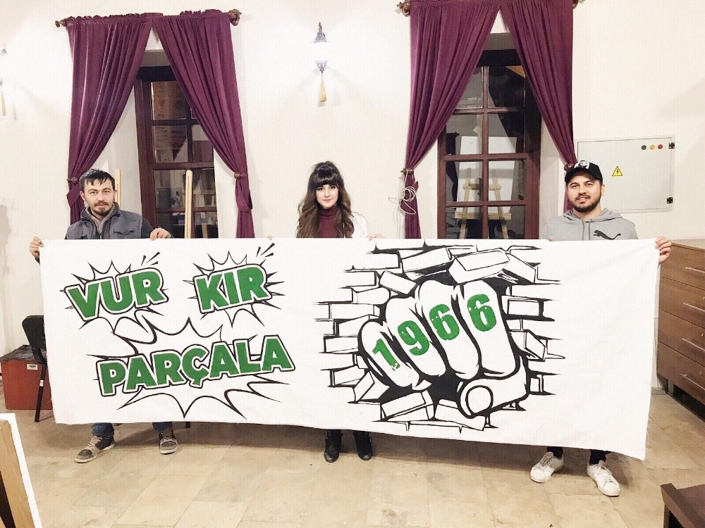 Kadın resim öğretmeninden Denizlispor’a destek 