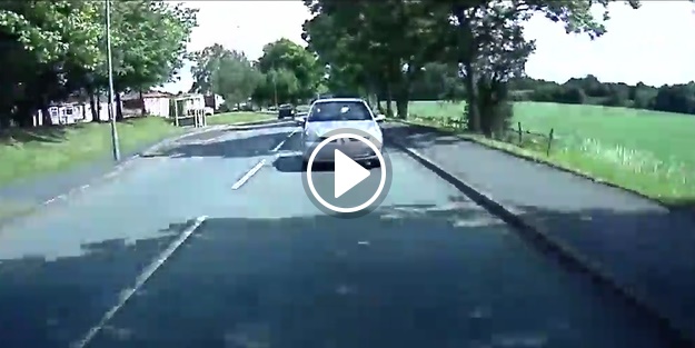 Kadın şoför cep telefonuna daldı öndeki araca çarptı!