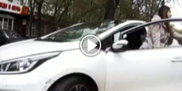 Kadın şoför el frenini çekmeyi unutursa...