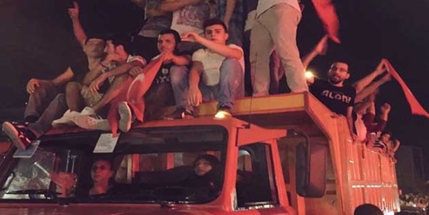 Kadın şoför kamyonuyla erkekleri meydana taşıdı