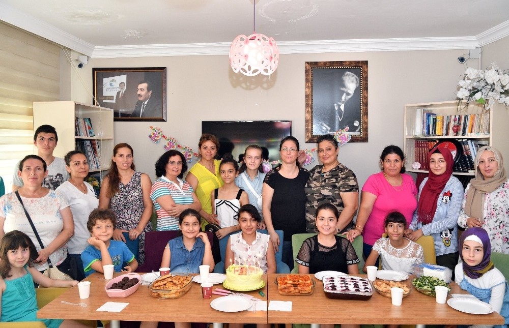 Kadın Sohbet Evi’nde doğum günü kutlaması 