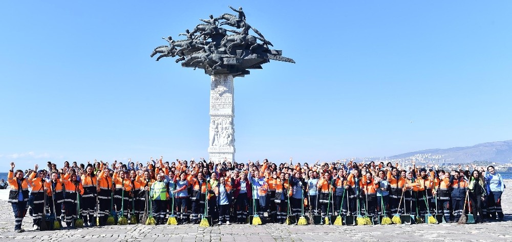 Kadın süpürgeciler İzmir’e toz kondurmuyor 