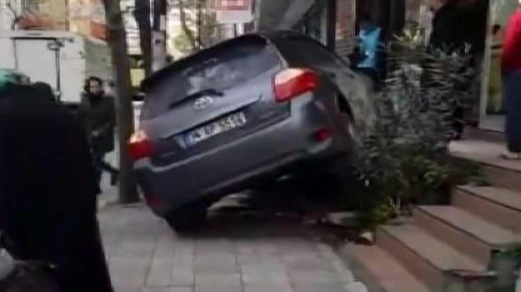 Kadın sürücü fren yerine gaza basınca...
