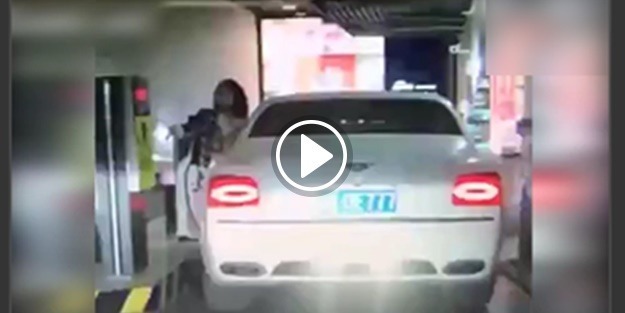 Kadın sürücü milyon dolarlık lüks aracı mahvetti!