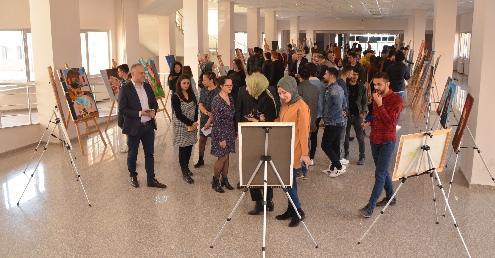 ‘Kadın’ temalı resim sergisi açıldı 