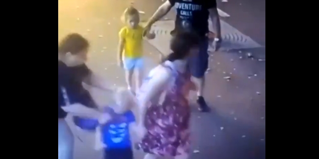 'Kadın terörü'! Cani kadın yoldan geçen çocukları yüzünden bıçakladı!