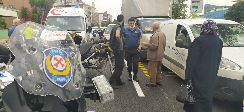 Kadın yola atladı, 5 araç birbirine girdi 
