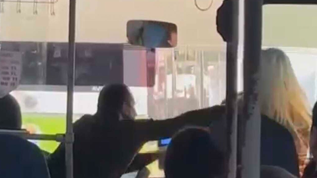 Kadın yolcu ile şoför arasında tansiyon yükseldi! Tartışma yumruklu kavgaya döndü