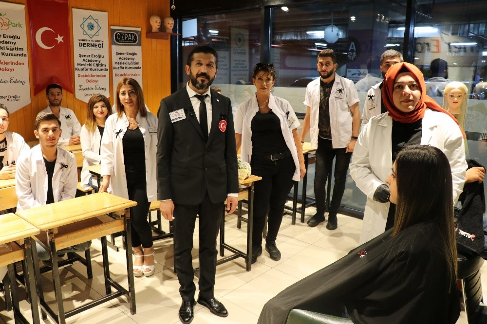 Kadına şiddet siyah kurdele ile protesto edildi 