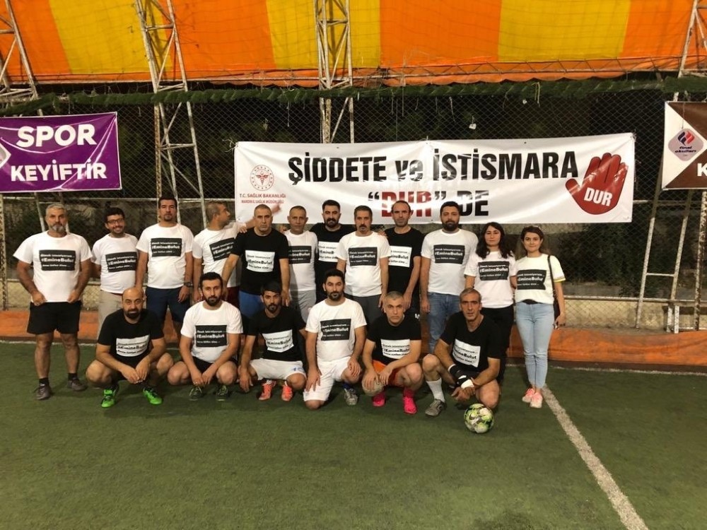 Kadına şiddete dikkat çekmek için maç yaptılar 
