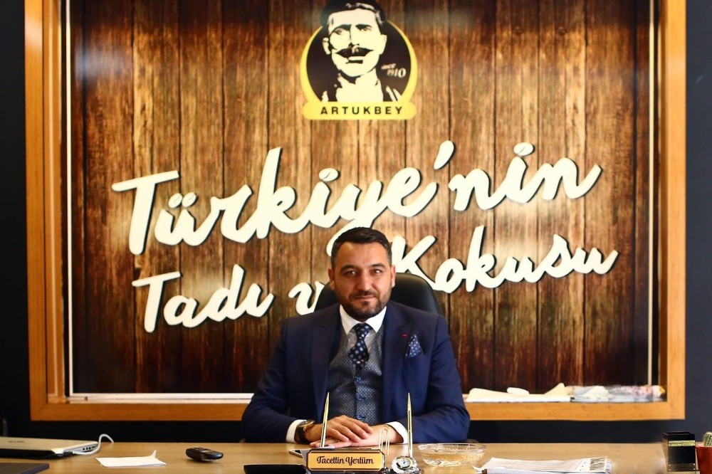 “Kadına şiddete hayır” dedi, kadın müşterilere gül dağıttı 