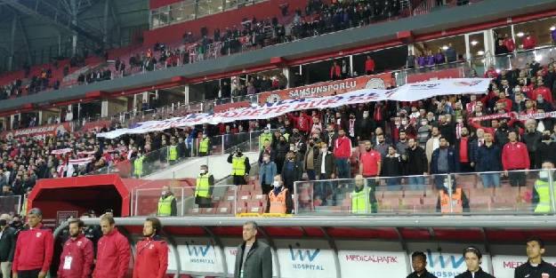 Kadına şiddete tribünden pankartlı tepki