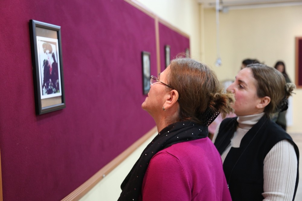 Kadına yönelik şiddete dikkat için sergi açtı 