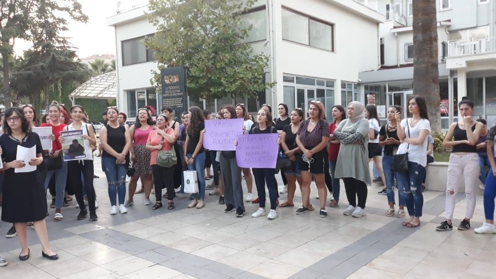 Kadına yönelik şiddeti oturma eylemi yaparak protesto ettiler 