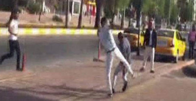 Kadını taciz eden bir kişi tekme tokat dövüldü