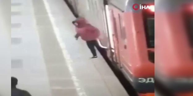 Kadının ayağının sıkıştığı metro hareket edince korku dolu anlar yaşandı!