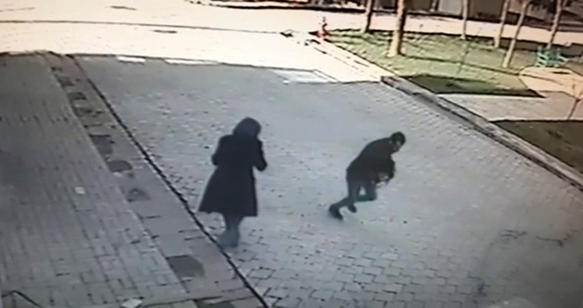 Kadının sokakta bıçakla gasp edilmesi güvenlik kamerasında 