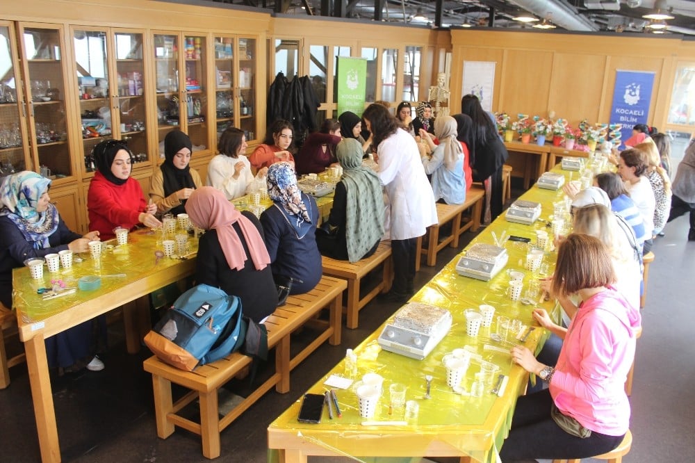 Kadınlar 8 Mart’ta kendi parfüm ve kremlerini ürettiler 