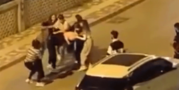 Kadınlar birbirine girdi, erkekler izledi