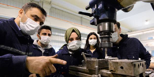 Kadınlar CNC operatörlüğü eğitimi alıyor