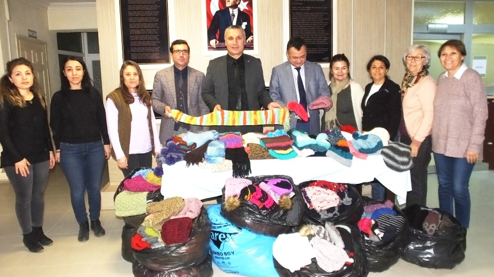 Kadınlar çocuklar üşümesin diye imece yaptı 