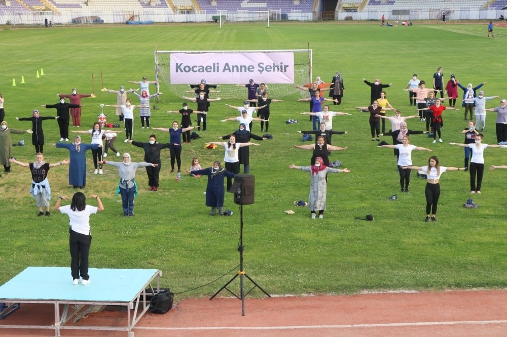 Kadınlar çocukları ile stadyumda spor yaptı 