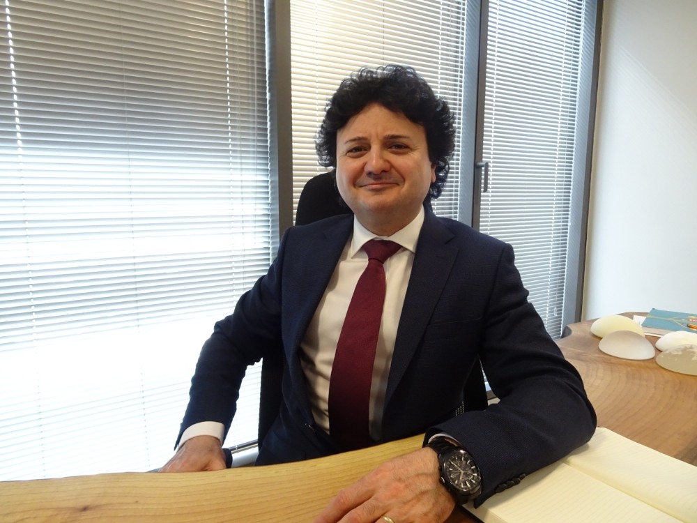 Kadınlar da küçük göğüs özgüveni etkiliyor 