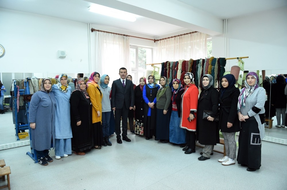 Kadınlar dokudukları halılarla ev ekonomisine katkı sağlıyor 