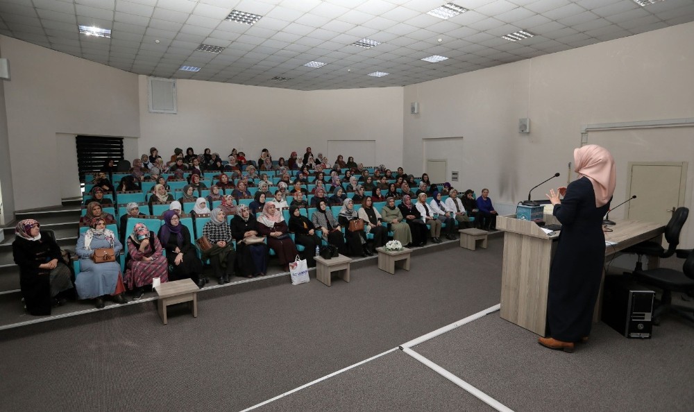 Kadınlar dost sohbetlerinde bir araya geldi 