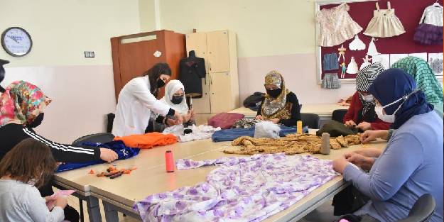 Kadınlar elbiselerini hem ucuza mal ediyor, hem de gelir sağlıyor