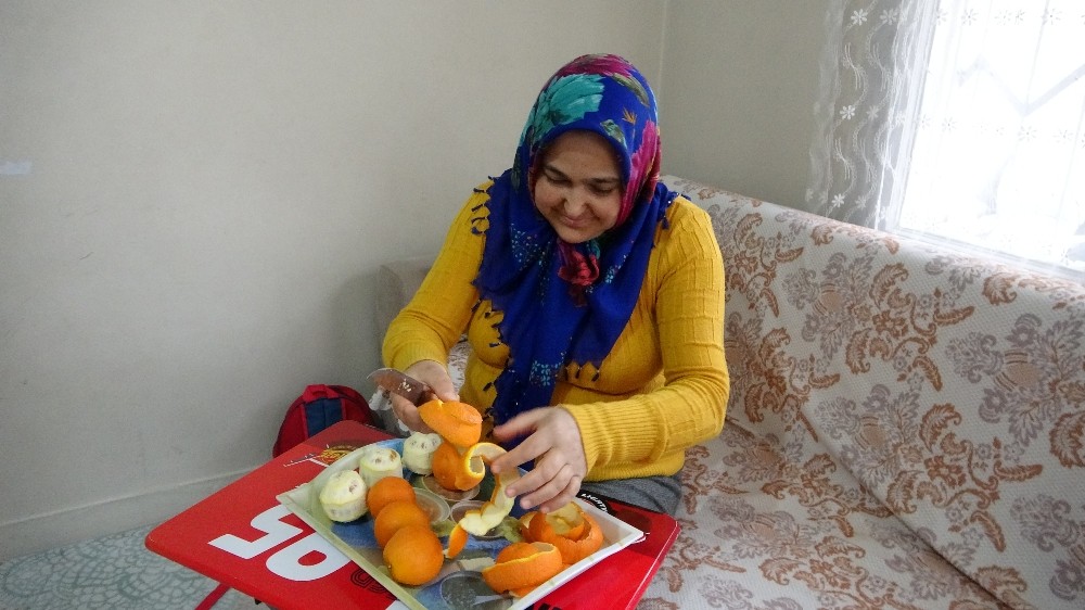 Kadınlar evde portakal soyarak aile bütçesine katkıda bulunuyor 