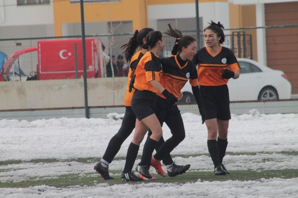 Kadınlar Futbol Ligi: Anadolu Yıldızları: 4 - Mezitli Mercanspor: 1 