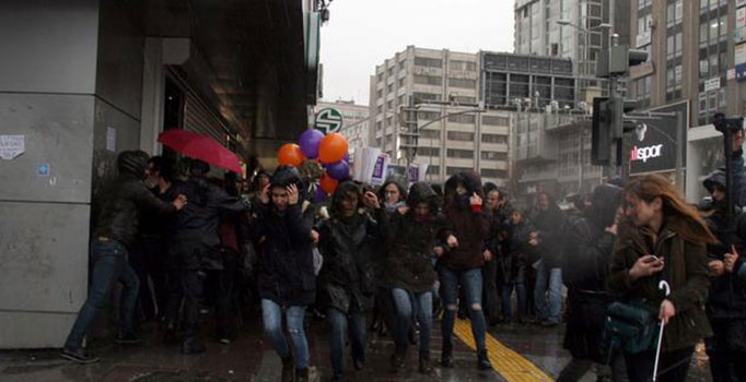 Kadınlar Günü açıklaması yapmak isteyen gruba polis müdahale etti