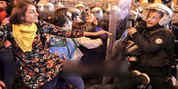 Kadınlar Günü ayağına terörist posteri açıp polise saldırdılar