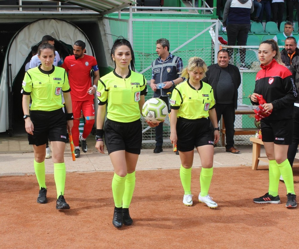 ’Kadınlar Günü’nde maçı kadınlar yönetti 