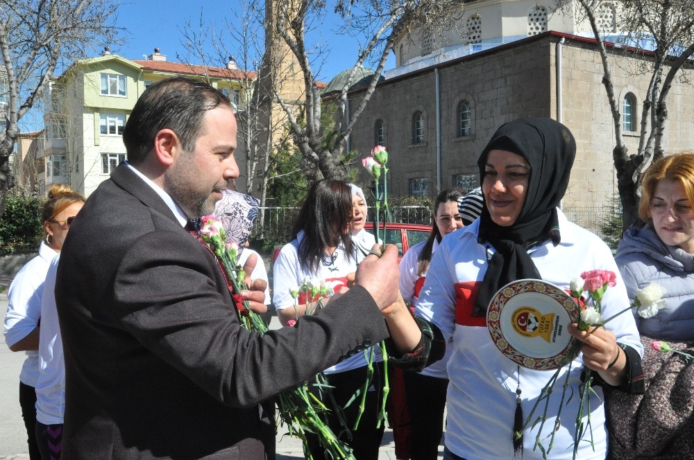 Kadınlar Gününde sahaya çıkıp şampiyonluk için ter döktüler 
