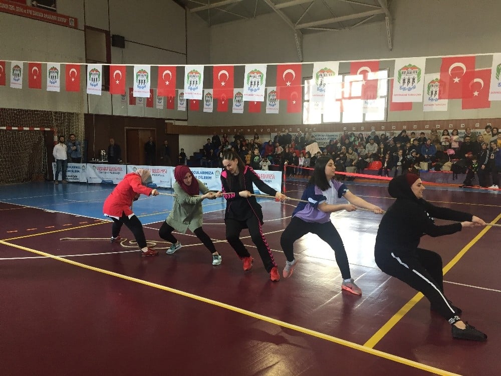 Kadınlar halat çekme yarışmasında ter döktü 