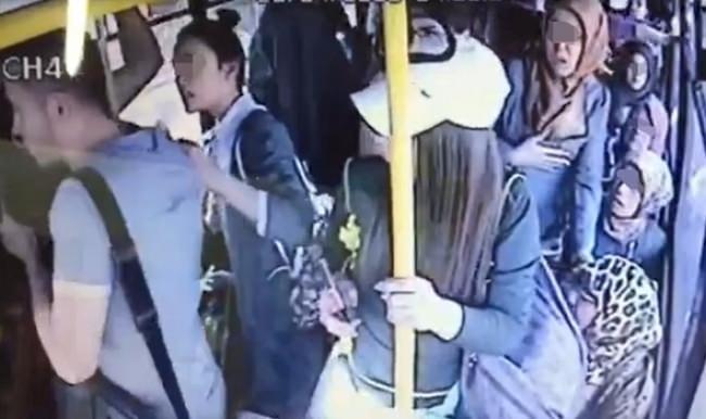 Kadınlar halk otobüsündeki tacizciye dayak attılar